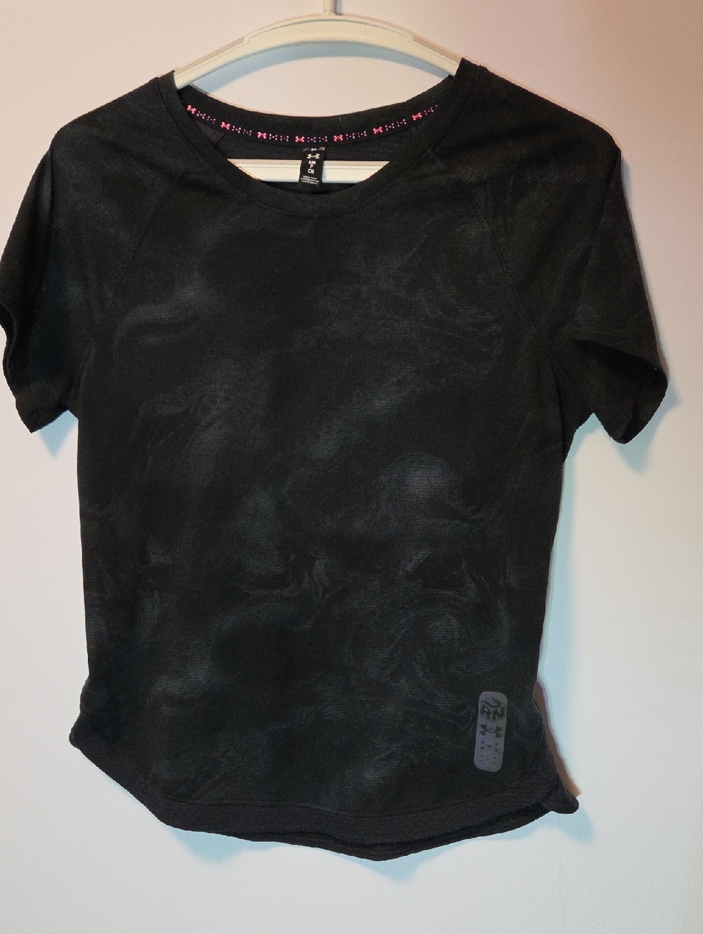 Under Armour Black Camo Athletic Tee Pink Logo Short Sleeve S
